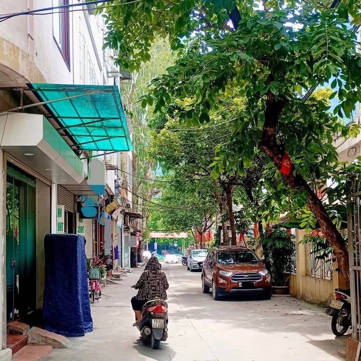 Nhà phố 20 Hồ Tùng Mậu, Cầu Giấy 200m² giá 10.x tỷ - Full nội thất sang trọng!