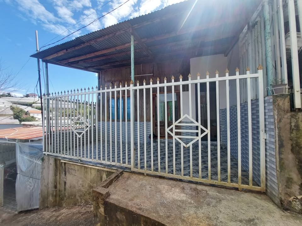 Nhà phố hẻm Hùng Vương Đà Lạt 130m² giá 1.6 tỷ - Đường dễ đi, chính chủ!