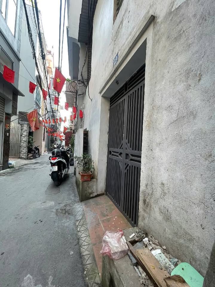 Nhà 2 tầng Lạc Long Quân 95m² giá 16 tỷ - Ngõ thông ô tô qua nhà!