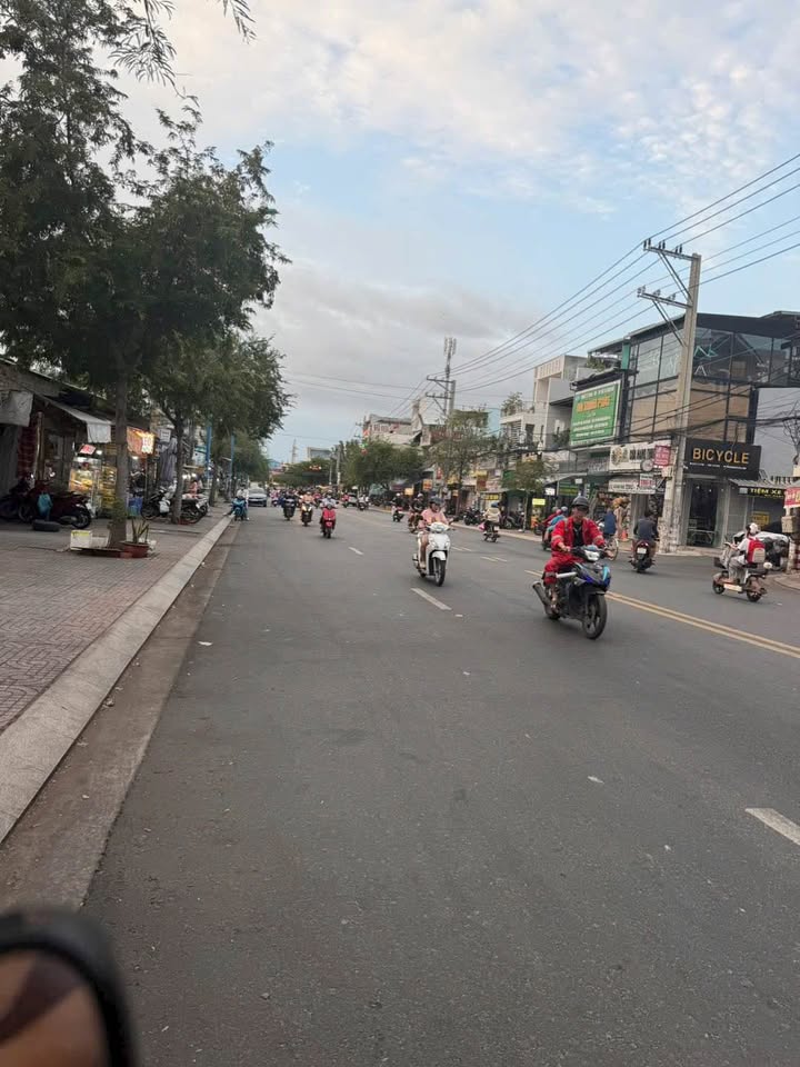 Nhà cấp 4 mặt tiền Lê Quang Định, 105m² giá 10.8 tỷ - Đầu tư sinh lời ngay!