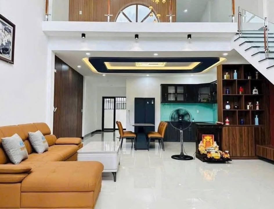 Nhà đẹp 2 tầng tại Quảng Ngãi 102m² giá 2.4 tỷ - Sân rộng, gần chợ