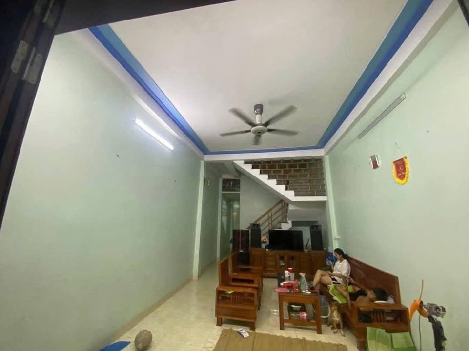 Nhà 2 tầng 1 tum Lý Thường Kiệt 76m² giá 2 tỷ - Ô tô đỗ cửa, gần chợ Ngọc Hà!