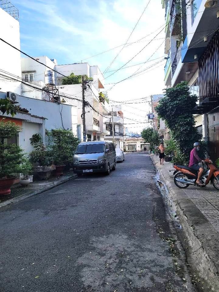 Nhà FrontHouse 100m² Lê Văn Khương, Q12 - Bán nhanh 7.6 tỷ, mặt tiền kinh doanh!