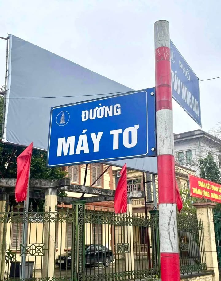 Nhà phố kinh doanh Phố Máy Tơ 111m² giá 8.x tỷ - Vỉa hè rộng, vị trí đắc địa!