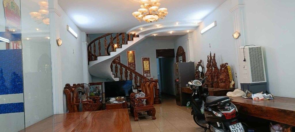 Nhà 3 tầng mặt tiền đường 3 tháng 2, Hải Châu, Đà Nẵng, 125m² - Vị trí đắc địa, sẵn sàng công chứng!