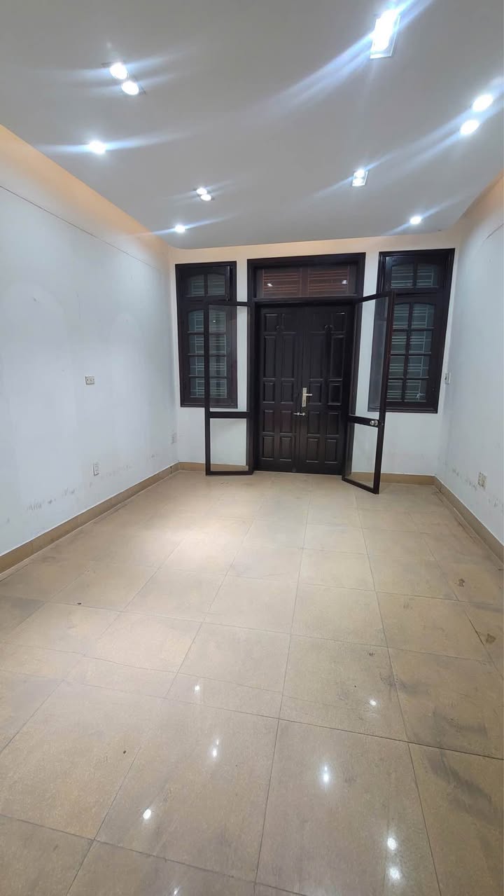 Cho thuê nhà mặt đường Trần Nguyên Hãn 95m² giá 30 triệu - Vị trí đắc địa cho kinh doanh