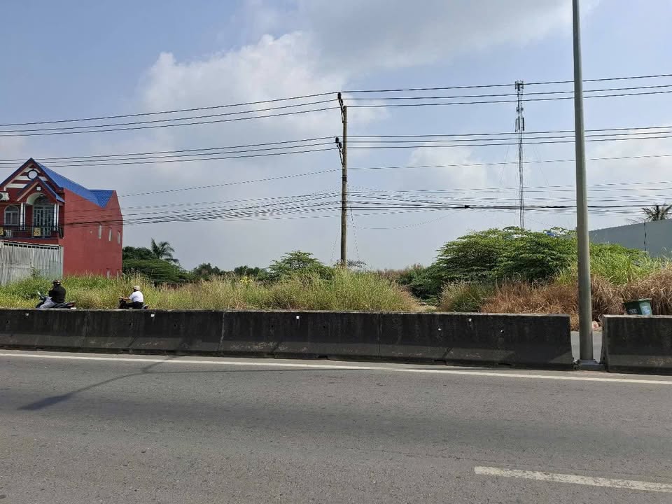 Đất thổ cư 8300m² mặt tiền TL824, Lương Bình - Bến Lức, giá 48 tỷ - Thích hợp làm kho xưởng!