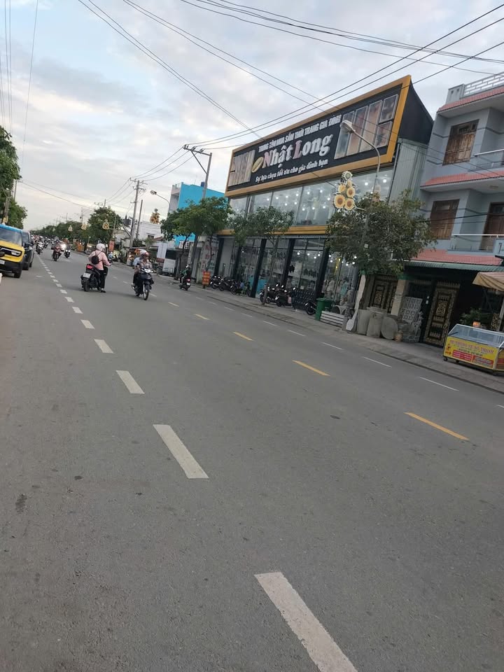 Đất mặt tiền đường Phan Văn Mãng, huyện Bến Lức 200m² giá 15 tỷ - Kinh doanh sầm uất!