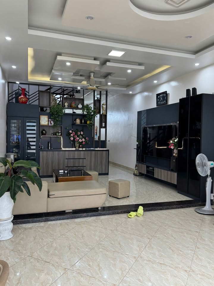 Nhà 3 tầng phường Vân Phú 85m² giá 5 tỷ - Đầy đủ nội thất, khu vực an ninh!