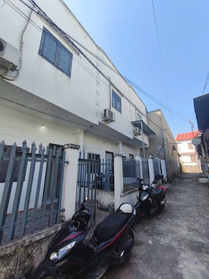 Cho thuê nhà liền kề Hẻm Cafe Koi, Thủ Dầu Một 2PN giá chỉ 4.5 triệu/tháng - Sân cổng riêng rộng rãi!