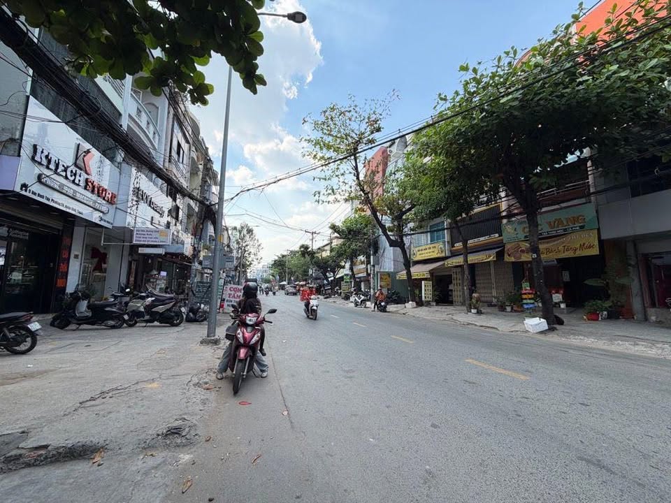 FrontHouse Bùi Đình Tuý, Bình Thạnh 134m² giá 20.x tỷ - Mặt tiền kinh doanh cực đẹp!