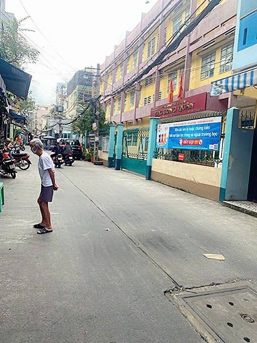 Nhà phố Lạc Long Quân, Tân Bình 38m² giá 9.5 tỷ - Khu kinh doanh sầm uất!