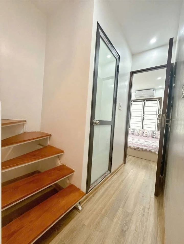 Nhà 5 tầng Đống Đa 100m² giá 4.1 tỷ - Vị trí đắc địa gần sân bóng