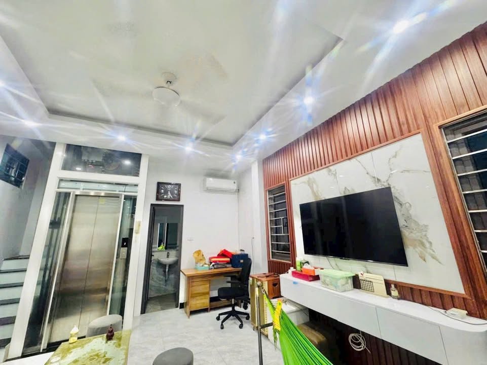 Nhà riêng Quang Trung Hà Đông 50m² giá 11 tỷ - Nhà đẹp ở luôn, thang máy tiện nghi!