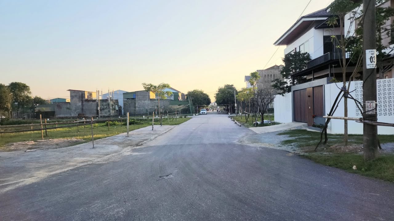 Bán lô đất VIP 2 mặt tiền Đặng Tất, 199,6m² - Đối diện Ủy ban, giá chỉ 5.x tỷ!