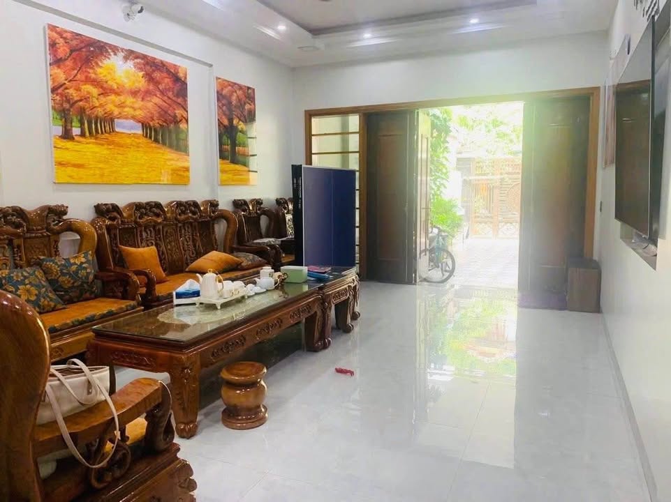 Nhà 3 tầng mặt đường Lý Tự Trọng, 110m² giá 4 tỷ - Tiện nghi đầy đủ, chính chủ bán!