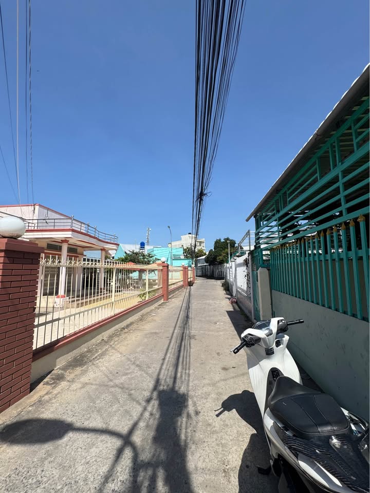 Bán nhà mặt tiền hẻm Bà Triệu, Rạch Giá 216m² giá 2.5 tỷ - Vị trí đắc địa, thuận lợi kinh doanh!