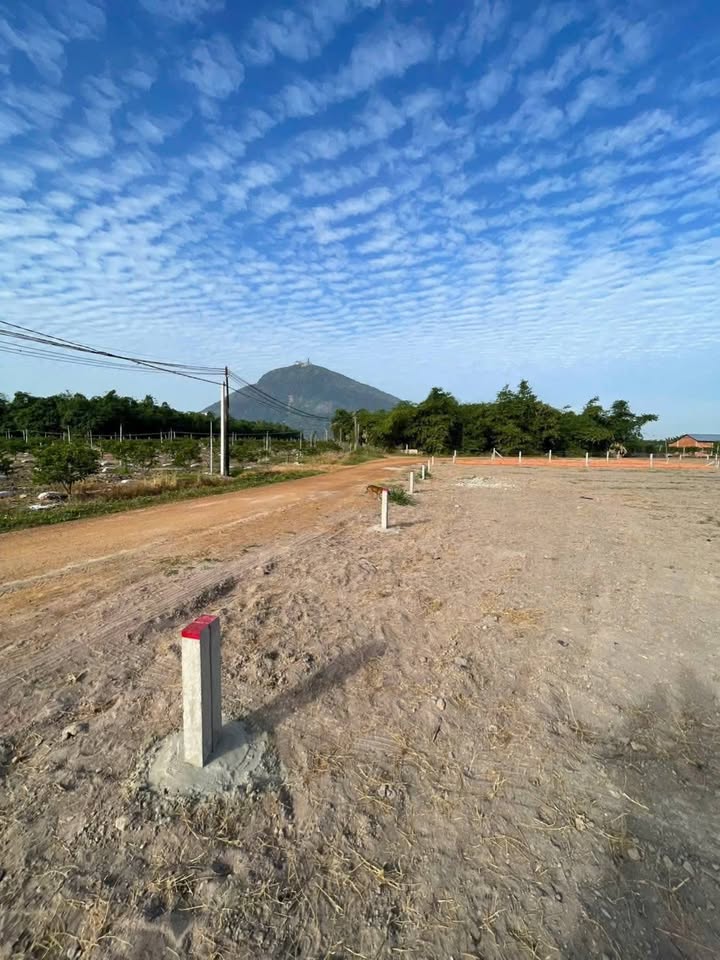 Đất nền Núi Bà Đen, Tây Ninh 230m² giá chỉ 300 triệu - Sổ riêng chính chủ!