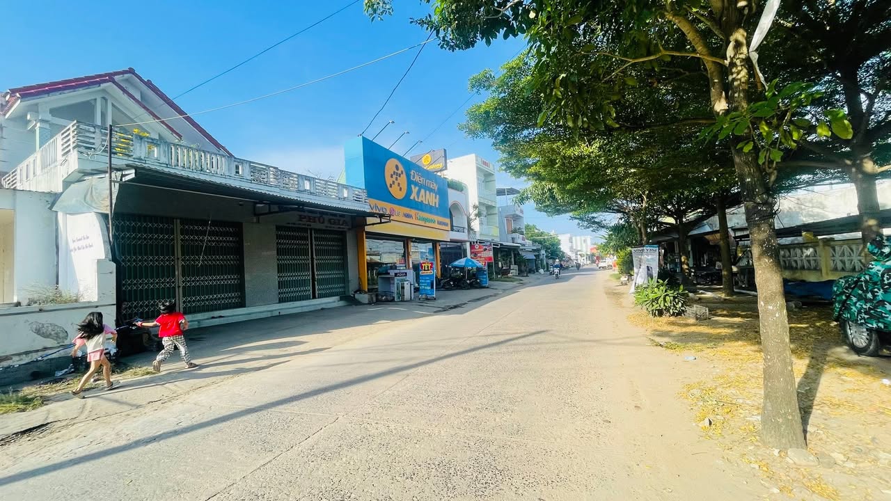 Nhà mặt tiền Lê Duẩn, Tuy Hòa, 180m² giá 4 tỷ - Cơ hội kinh doanh lớn!