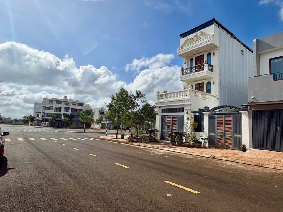 Nhà 3 tầng TDP8, Tân An 233m² giá 10.5 tỷ - Sổ hồng chính chủ!