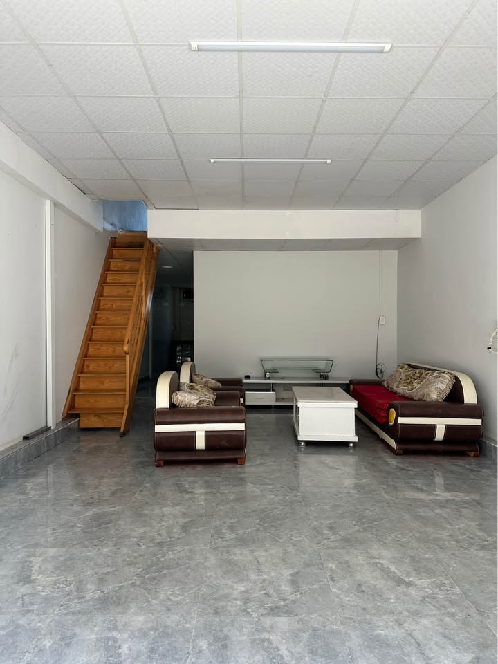 Cho thuê nhà nguyên căn đường Vạn Hạnh, Đà Lạt 130m² - Phòng khách rộng rãi, thuận tiện đậu ô tô!