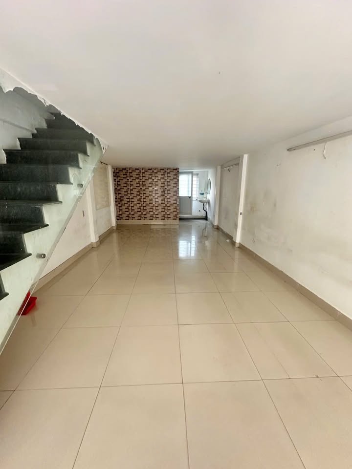 Nhà nguyên căn cho thuê mặt tiền đường sầm uất tại Quy Nhơn 64m² - Thích hợp kinh doanh, văn phòng!