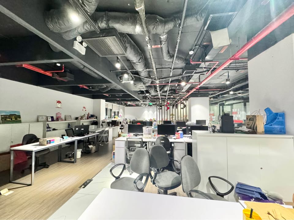 Cho thuê văn phòng Lê Văn Lương - 240m² giá chỉ 72 triệu - Vị trí đắc địa, sẵn sàng vào làm việc!