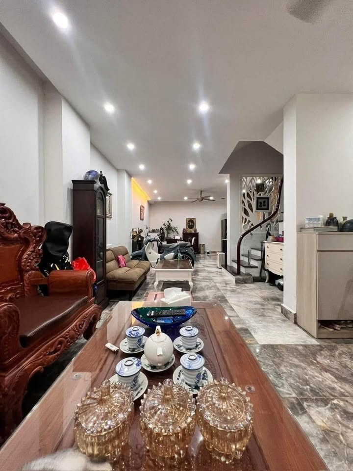 Nhà riêng ngõ Hoàng Hoa Thám, 30m² giá 9.7 tỷ - Thiết kế hiện đại, sẵn sàng ở ngay!