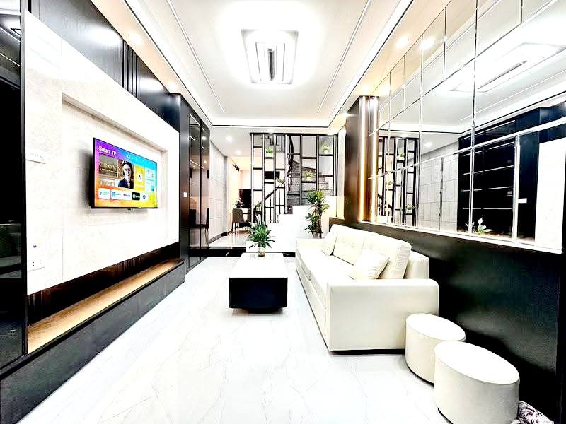 Nhà 5 tầng Lạc Long Quân, 40m² giá 9 tỷ - Vị trí đắc địa Hồ Tây!