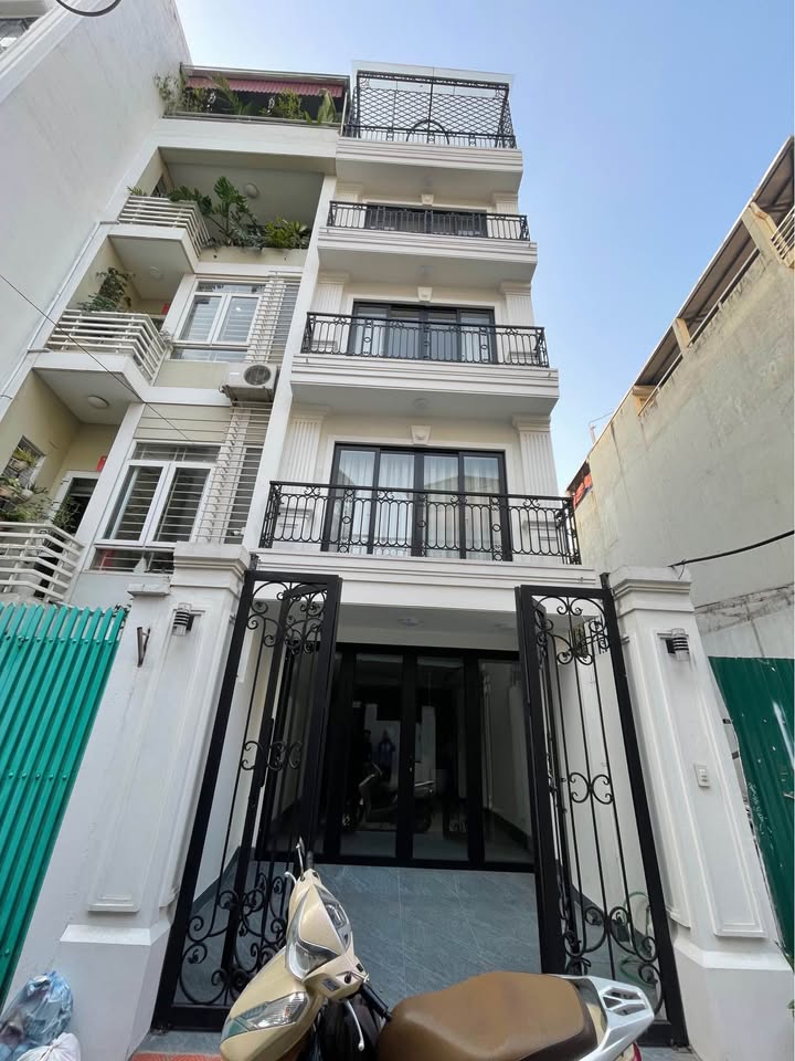 Nhà Bồ Đề 70m² giá thỏa thuận - Gara ô tô, thang máy, ngõ thông