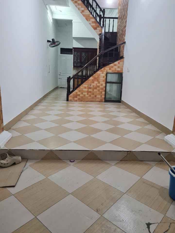 Nhà cho thuê Phúc Xá, Ba Đình 39m² giá 10 triệu - Thích hợp cho gia đình và văn phòng!