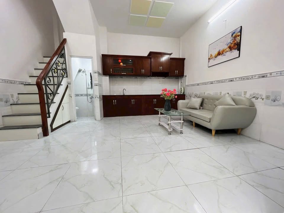 Nhà cho thuê 1 trệt 2 lầu tại Quận Bình Tân 30m² - Gần chợ Bình Thành!