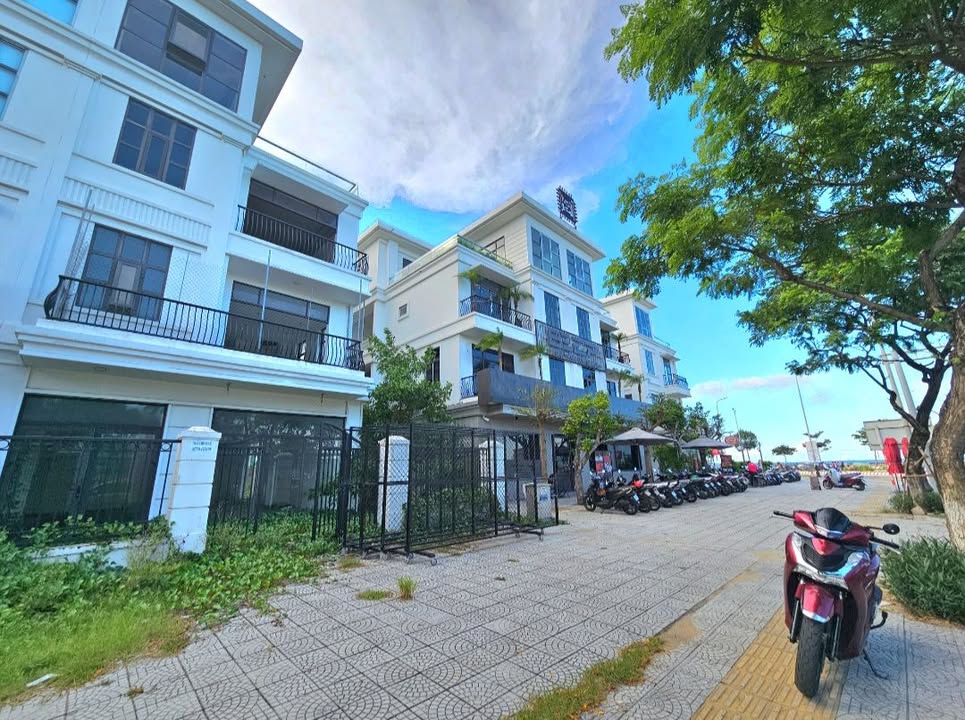 Cho thuê Shophouse mặt tiền Nguyễn Sinh Sắc, Đà Nẵng 300m² - Nhận nhà mới ngay!