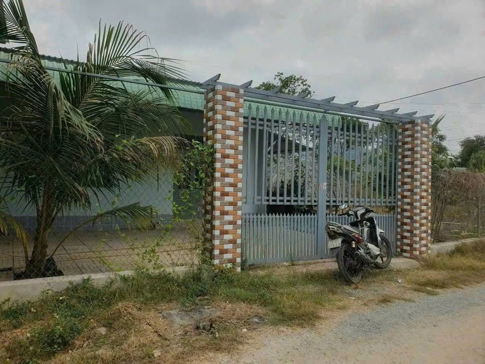 Nhà Cấp 4 Phường Long Hương 200m² giá 1.95 tỷ - Hẻm ô tô rộng rãi, sẵn sàng ở ngay!