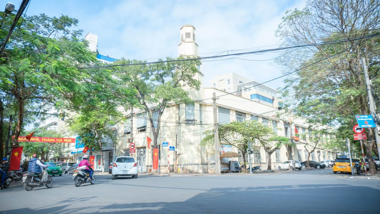 Nhà 3 tầng mặt phố Minh Khai 180m² giá 45 triệu - Vị trí đắc địa cho kinh doanh!