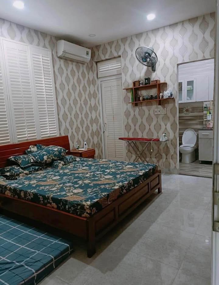 Nhà cho thuê Quốc Tuấn Nha Trang 120m² giá 12 triệu - Có sân để xe ô tô và hồ cá Koi thư giãn!