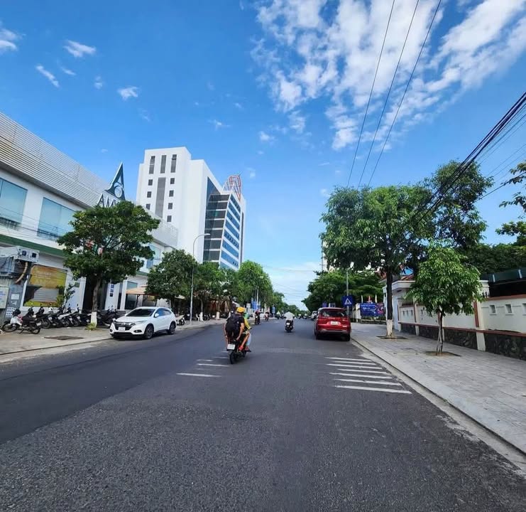 Nhà 4 tầng 8.82m đường Tôn Thất Tùng, Vĩnh Thọ, Nha Trang giá 9.5 tỷ - Hàng hiếm trên thị trường!