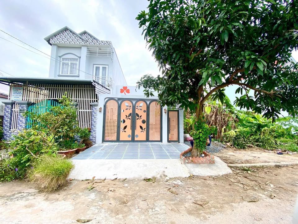 Bán nhà mặt tiền đường Ngô Sĩ Liên, Long Xuyên 155m² giá 3.3 tỷ - Nội thất cao cấp tặng kèm!