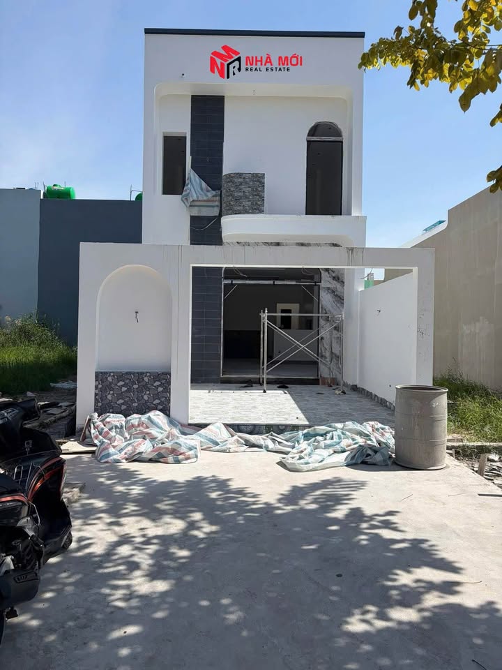 Nhà phố 1 trệt 1 lầu lửng tại KDC Tân Xuyên 100m² giá 2.1 tỷ - Thiết kế hiện đại, tiện nghi đầy đủ!