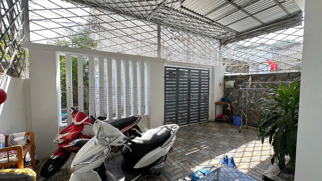 Nhà 2 Tầng Hẻm Đặng Lộ, Nha Trang 98m² giá 4.6 tỷ - Hướng Đông thoáng mát!