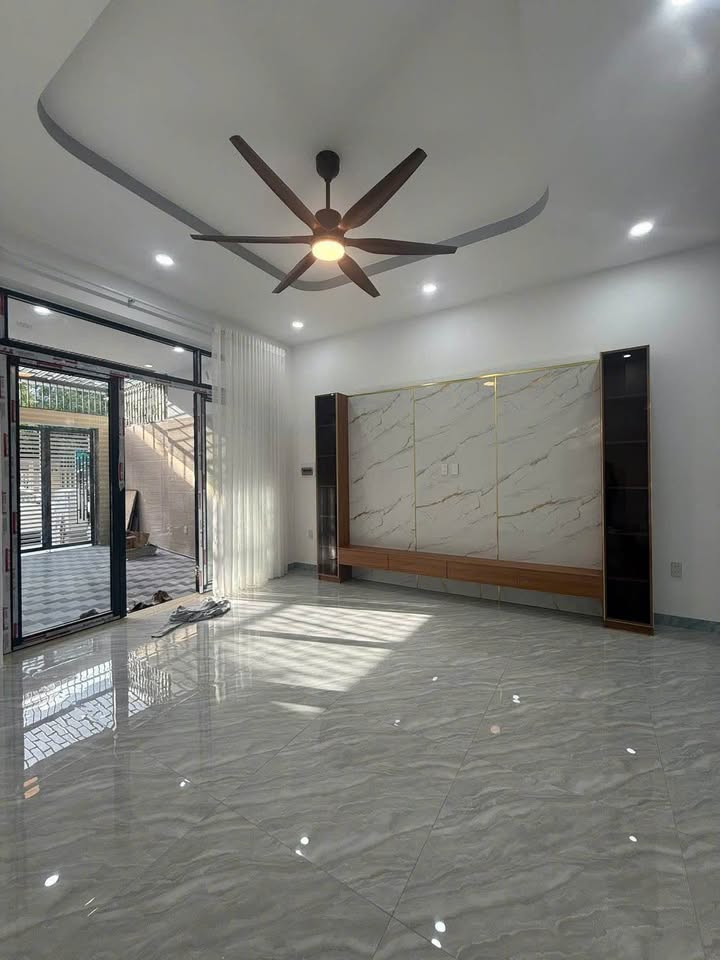 Nhà 3 tầng hiện đại KĐT Phước Long A 97.6m² giá 9 tỷ - Sẵn thang máy, sang trọng!