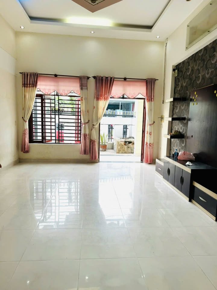 Nhà mái thái Phú Mỹ Thủ Dầu Một 180m² giá 3.2 tỷ - Chính chủ bán gấp!