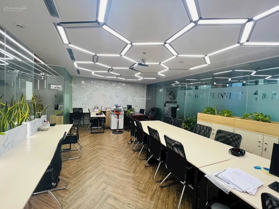 Sàn văn phòng hạng B Trung Kính, Cầu Giấy 330m² giá 12$/m² - Cơ hội cho thuê lý tưởng!