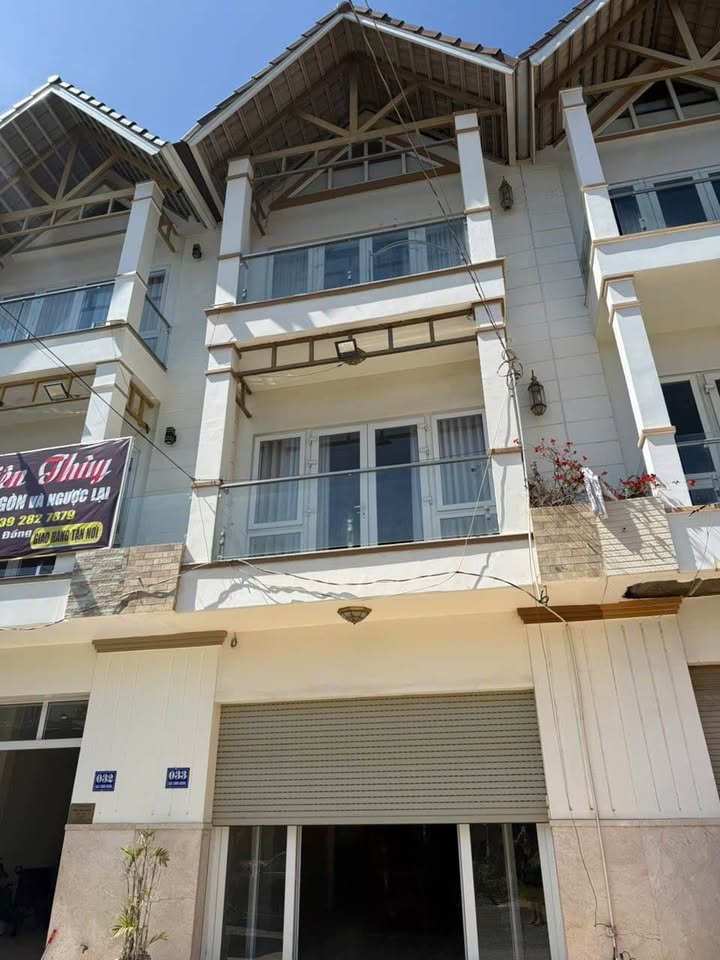 Nhà cho thuê tại Lạc Long Quân, Cầu Giấy - 3 phòng ngủ, thỏa thuận giá