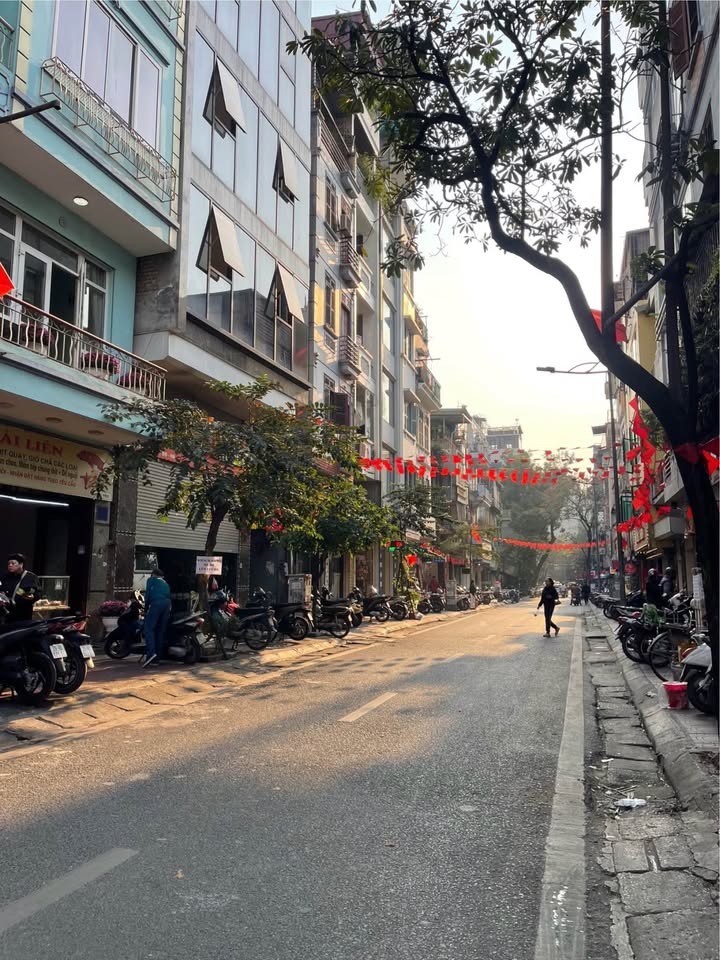 Nhà mặt phố Cổ Ba Đình 40m² giá 33 tỷ - Kinh doanh sầm uất ngay trung tâm!