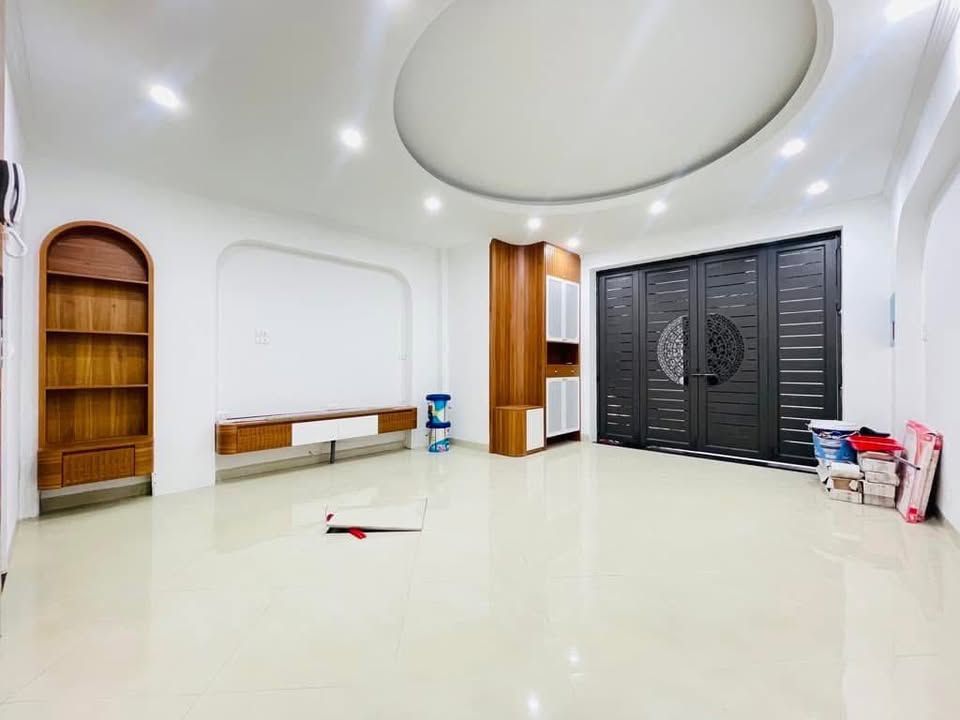 Nhà Minh Khai 54m² giá 11 tỷ - Ô tô đỗ cổng, ngõ thông tiện lợi!