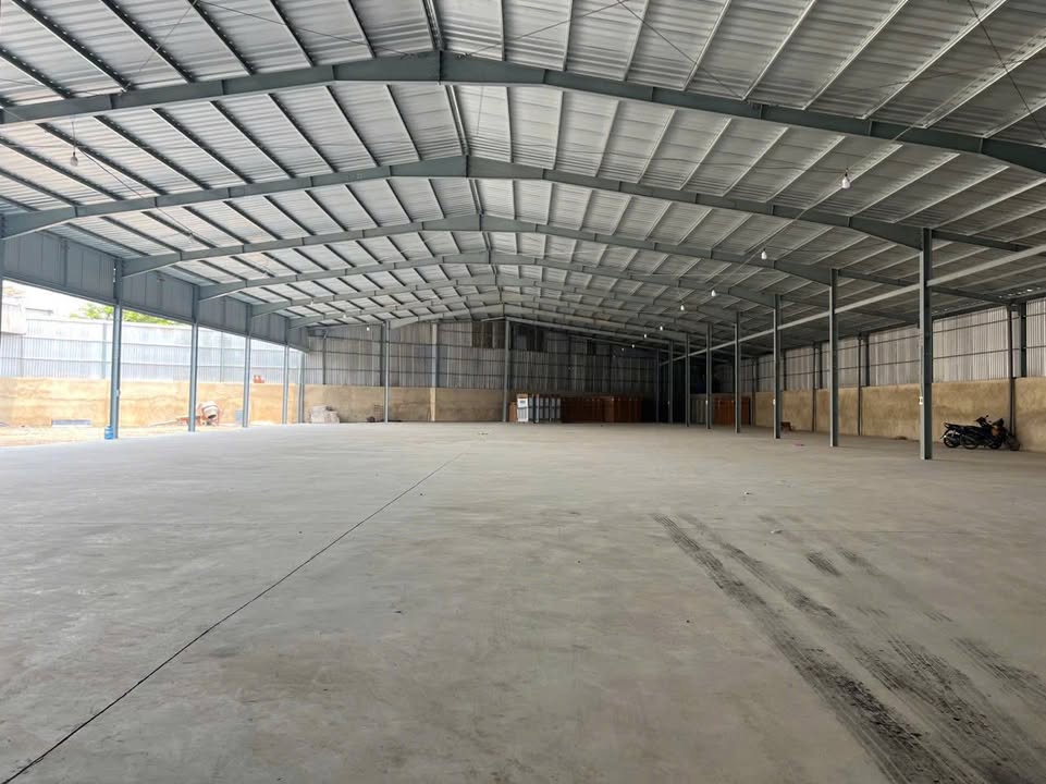 Kho cho thuê quận 6 2000m² giá 180 triệu - Container vào tận kho!