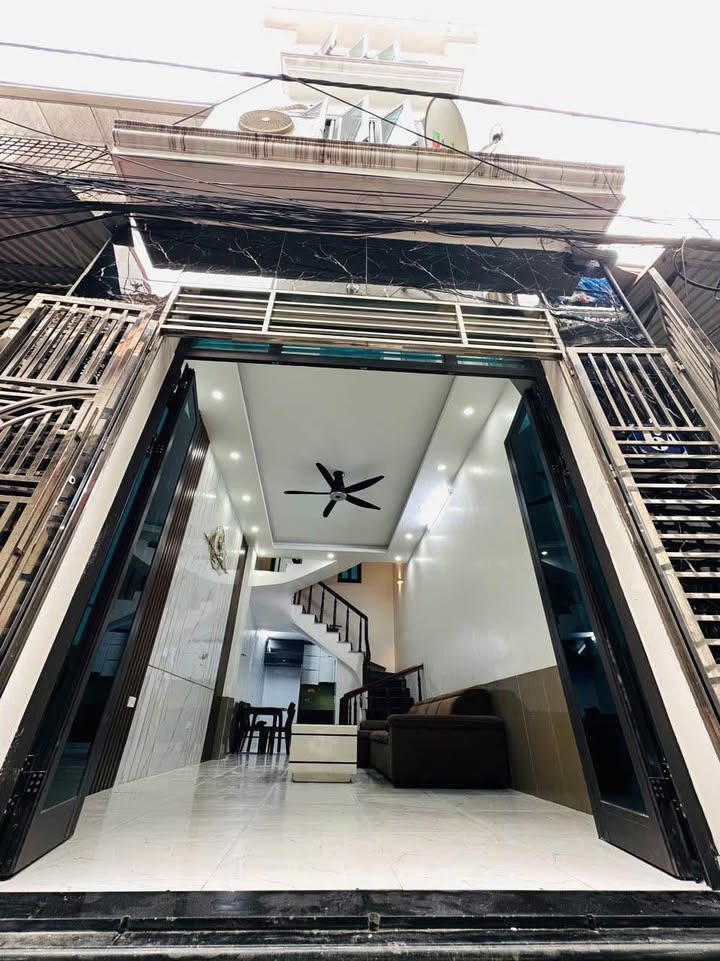 Nhà 3.5 tầng Nguyễn Tường Loan, Lê Chân 40m² giá 2.68 tỷ - Full nội thất, sẵn sàng ở ngay!