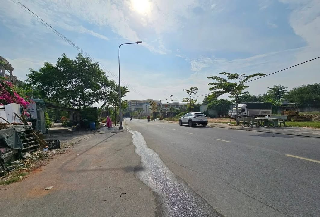 Nhà cấp 4 Lái Thiêu 165m² giá 3.8 tỷ - Đường và Sân Du Lịch