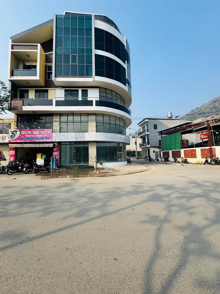 Cho thuê tòa nhà 5 tầng lô góc kè 4B, Sơn La - Kinh doanh ngay lập tức!